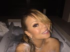 Mariah Carey mostra parte dos seios durante banho de banheira