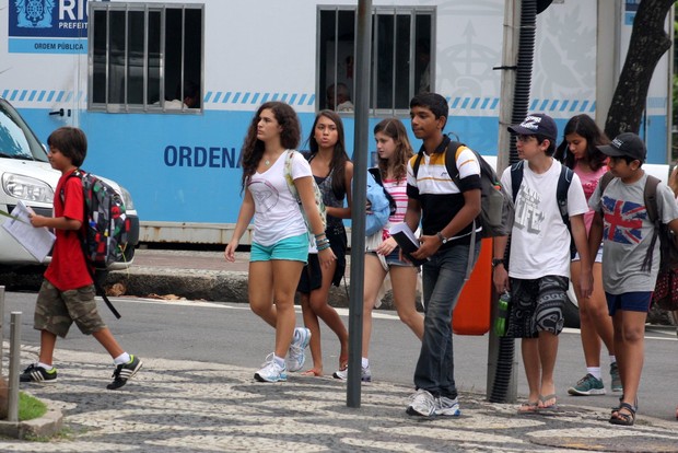 Lívian Aragão com amigos no Leblon (Foto: JC Pereira / Foto Rio News)