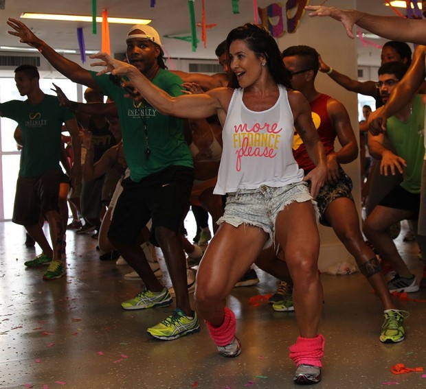 Scheila Carvalho exibe boa forma em aula de dança (Foto: Divulgação)
