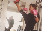 Fernanda Souza dá chutes e socos em aula de luta