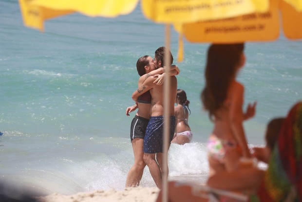 Juliana Didone e o namorado na praia (Foto: Dilson Silva / Agnews)