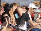 Lindsay Lohan troca beijos em dia de praia com o noivo na Grécia