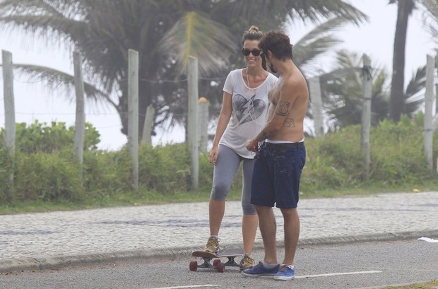 Juliana Didone anda de skate com namorado (Foto: Delson Silva / Agnews)