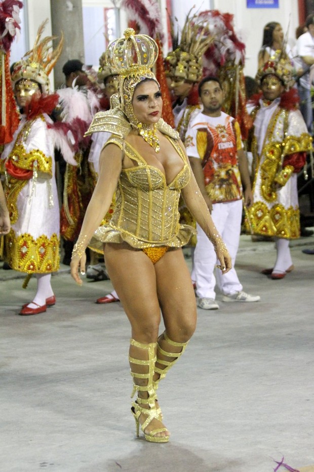Solange Gomes na Sapucaí (Foto: Marcos Ferreira/ Foto Rio News)