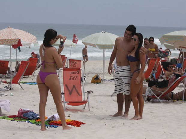 Ex-BBB Michelly curte praia na Barra da Tijuca, RJ (Foto: Fábio Martins/AgNews)