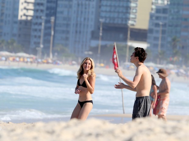 Nat Wolff e a namorada na praia de Copacabana, Zona Sul do Rio (Foto: Andre Freitas e Gabriel Reis/ Ag. News)