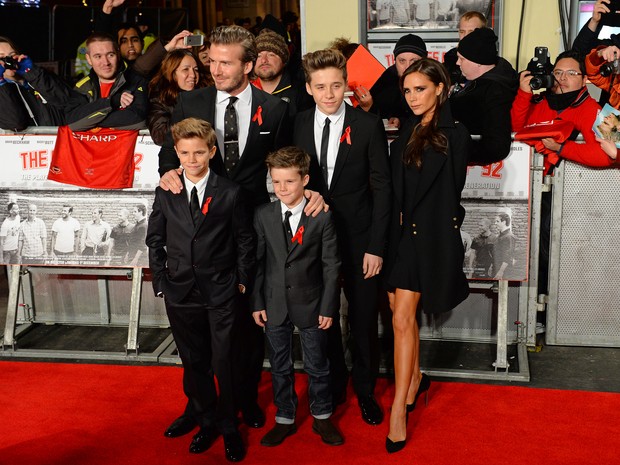 David Beckham com a mulher, Victoria Beckham e os filhos Brooklyn, Cruz e Romeo em première de filme em Londres, na Inglaterra (Foto: Leon Neal/ AFP)