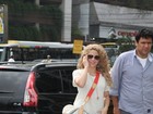Shakira deixa hotel onde está hospedada