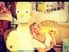 Karina Bacchi tira foto com Homer Simpson gigante