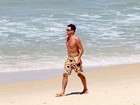 Felipe Dylon caminha na praia de Ipanema, no Rio