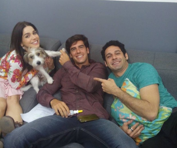 Tito com Sabrina Petraglia, Marcos Pitombo e João Baldasserini nos bastidores da novela Haja Coração (Foto: Reprodução/Instagram)