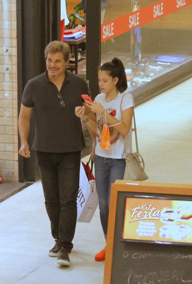 Edson Celulari e sua Filha Sofia (Foto: AgNews)
