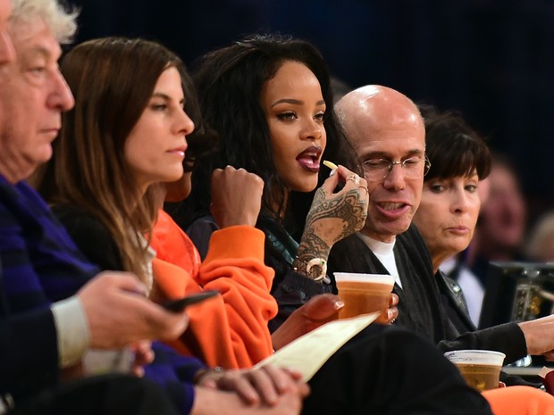 Rihanna em jogo de basquete em Los Angeles, nos Estados Unidos (Foto: Frederic J. Brown/ Getty Images/ AFP)