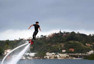 Jesus Luz pratica Fly Board (Foto: Marcos Serra Lima/ EGO)