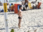 Thiago Martins joga futevôlei na praia do Leblon
