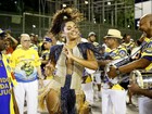Juliana Alves investe em decote para cair no samba