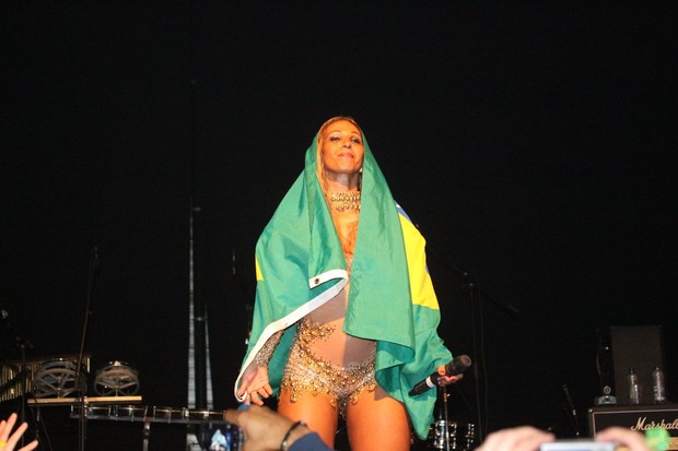 Valesca Popozuda posa enrolada na bandeira do Brasil (Foto: Francisco Silva/Ag News)