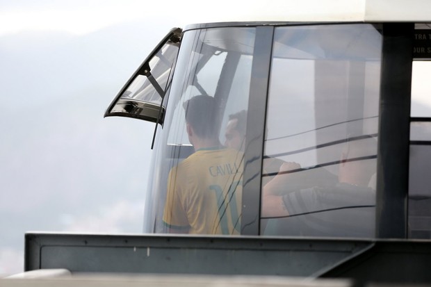 EGO - Henry Cavill, o Superman, visita Pão de Açúcar usando camisa