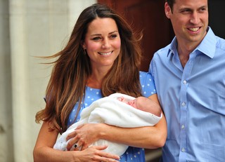 Kate Middleton e Príncipe William com o bebê na porta da maternidade (Foto: AFP / Agência)