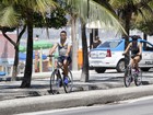 Ronaldo anda de bicicleta com namorada no Leblon