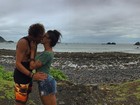 Felipe Roque e Aline Riscado trocam beijo em Fernando de Noronha