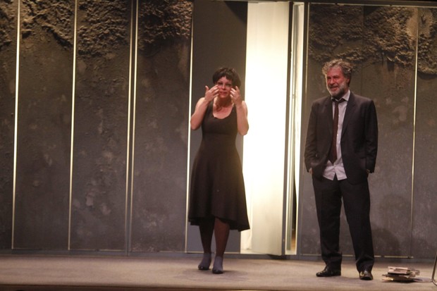 Regiane Alves e Leopoldo Pacheco se apresentam na peça Para um longo amor (Foto: Ag. News)