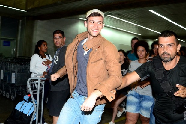 Elenco do 13 Reasons Why e ator Finn Jones desembarcaram em São Paulo (Foto: Eduardo Martins / AGNEWS)