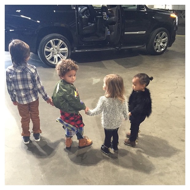 North West, filha Kim Kardashian e Kanye West, com amigos (Foto: Instagram/ Reprodução)