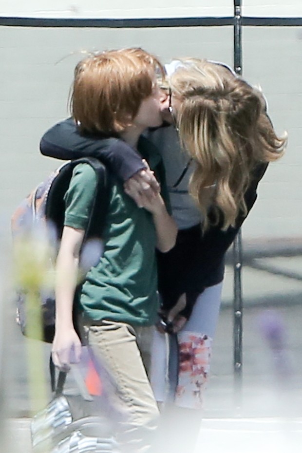 Julia Roberts beijando o filho mais velho, Phinnaeus (Foto: Agência Grosby Group)