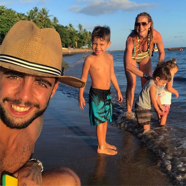 Pedro Scooby e Luana Piovani com os filhos na praia (Foto: Reprodução/Instagram)