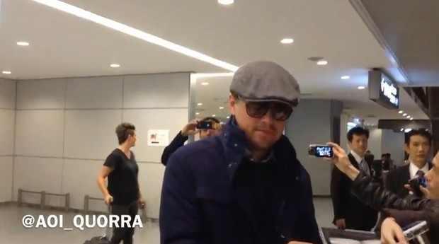 Leonardo DiCaprio no aeroporto de Toquio (Foto: Video/Reprodução)