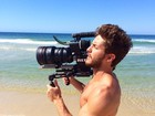 Filma eu! Sem camisa, Klebber Toledo brinca de câmera à beira-mar