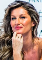 Gisele Bündchen usa joias de mais de R$ 16 mil em evento de beleza