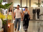 Grávidos, Malvino Salvador e Kyra Gracie passeiam em shopping do Rio