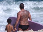 Diogo Nogueira exibe enorme tatuagem nas costas em ida à praia