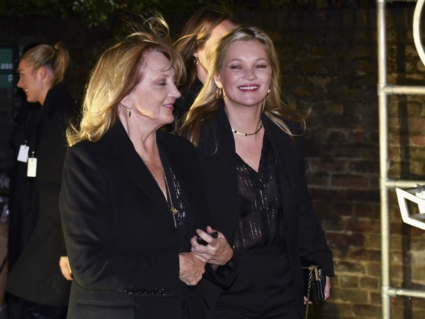 Kate Moss e a mãe, Linda Rosina Shepherd, em evento de moda em Londres, na Inglaterra (Foto: Ben Stansall/ AFP)
