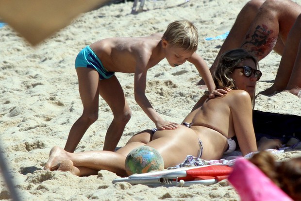 Fernanda Lima com filho na praia (Foto: JHumberto/AgNews)