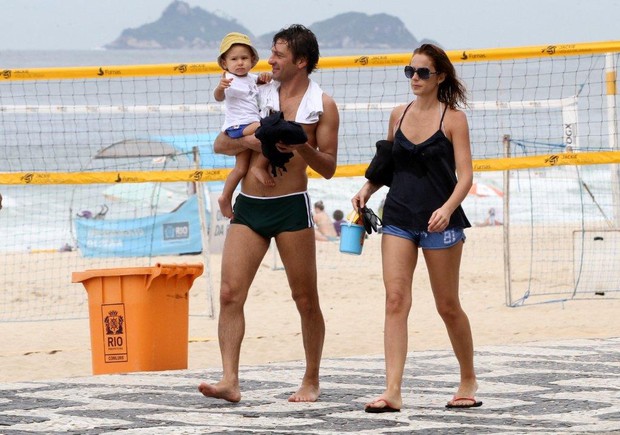 Leonardo (ex-seleção brasileira) na praia com a família (Foto: André Freitas / AgNews)