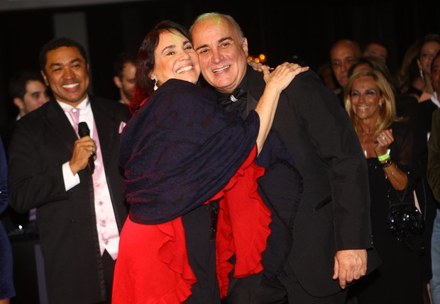 Reginia Duarte e o estilista Fernando Pires (Foto: Iwi Onodera / EGO)
