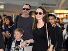 Angelina Jolie, sorridente, desembarca com os filhos em Nova York