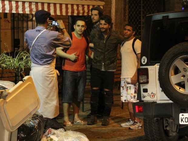 Bruno Gagliasso tira foto com fãs na Zona Sul do Rio (Foto: Rodrigo dos Anjos/ Ag. News)