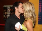 Carolina Dieckmann dá beijo em marido em pré-estreia, em São Paulo