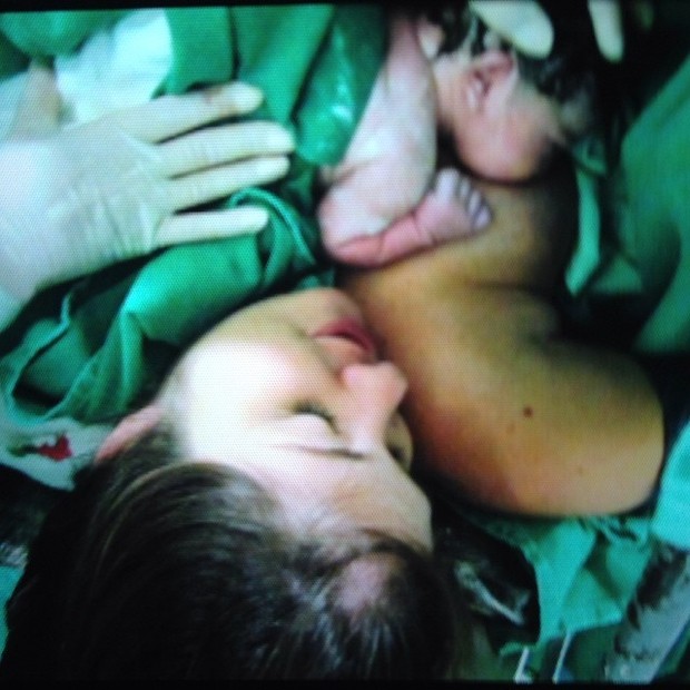 Thais Machado com a filha recém-nascida, Valentina (Foto: Instagram/ Reprodução)
