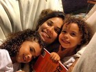 Bia Antony posa com as filhas na Bahia