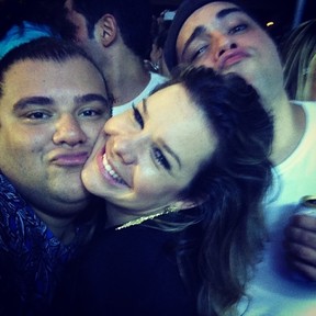 Gominho, Fernanda Souza e Tiago Abravanel em show no Rio (Foto: Instagram/ Reprodução)