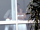 Gisele Bündchen ganha beijo do marido em sacada de hotel no Rio