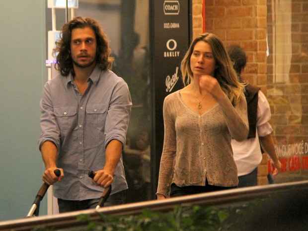 Letícia Spiller com o marido, o diretor de fotografia Lucas Loureiro, em shopping no Rio (Foto: Daniel Delmiro/ Ag. News)