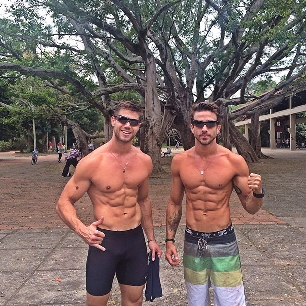 Jonas Sulzbach e amigo no parque (Foto: Reprodução/Instagram)