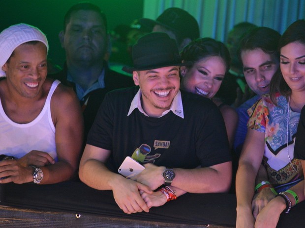 Ronaldinho Gaúcho e Wesley Safadão com a mulher, Thyane Dantas, em micareta em Fortaleza, no Ceará (Foto: Felipe Souto Maior/ Ag. News)