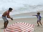 Felipe Simas se diverte com o filho e a família na praia
